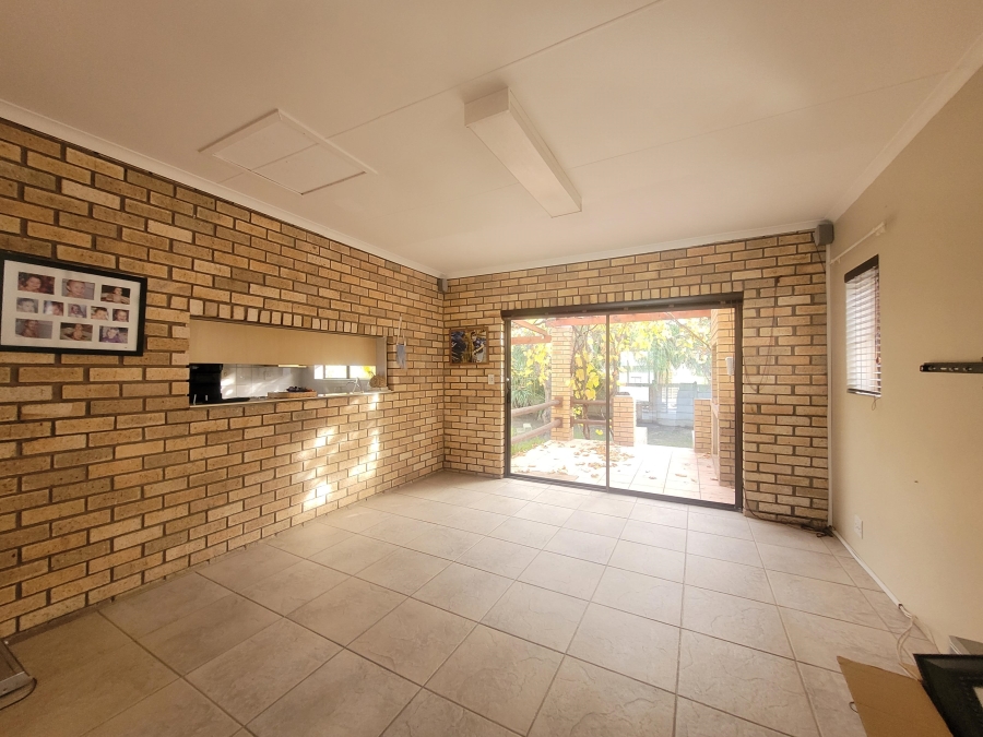 To Let 4 Bedroom Property for Rent in Wavecrest Eastern Cape
